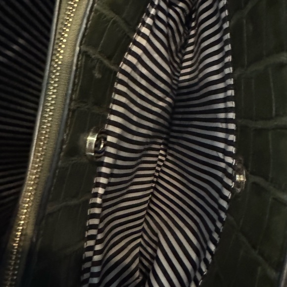 Elegant‎ Crocodile Embossed Handbag and Wallet Set - Picture 4 of 5